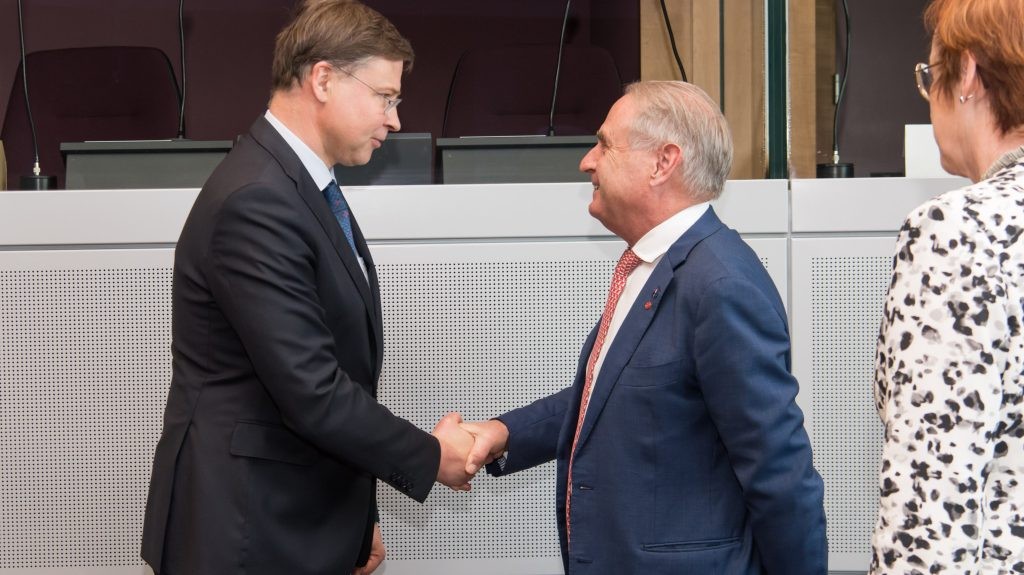 Bộ trưởng Thương mại Australia, Don Farrell và Ủy viên Thương mại EU, Valdis Dombrovskis. (Nguồn: EU) Bộ trưởng Thương mại Australia, Don Farrell và Ủy viên Thương mại EU, Valdis Dombrovskis. (Nguồn: EU)