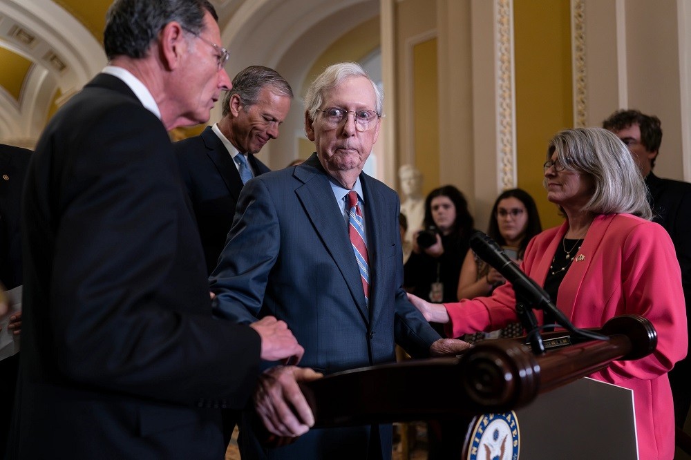 (09.02) Thượng nghị sĩ Mitch McConnell (giữa), lãnh đạo phe thiểu số tại Thượng viện, đã 2 lần gặp vấn đề sức khỏe ngay giữa họp báo. (Nguồn: AP) (09.02) Thượng nghị sĩ Mitch McConnell (giữa), lãnh đạo phe thiểu số tại Thượng viện, đã 2 lần gặp vấn đề sức khỏe ngay giữa họp báo. (Nguồn: AP)