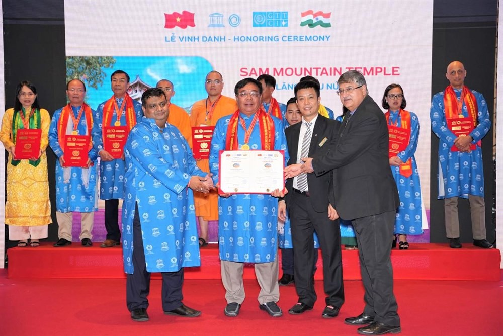 Trưởng ban Quản trị Lăng miếu núi Sam Nguyễn Phúc Hoan lên nhận giấy chứng nhận. (Nguồn: Báo An Giang) Trưởng ban Quản trị Lăng miếu núi Sam Nguyễn Phúc Hoan lên nhận giấy chứng nhận. (Nguồn: Báo An Giang)