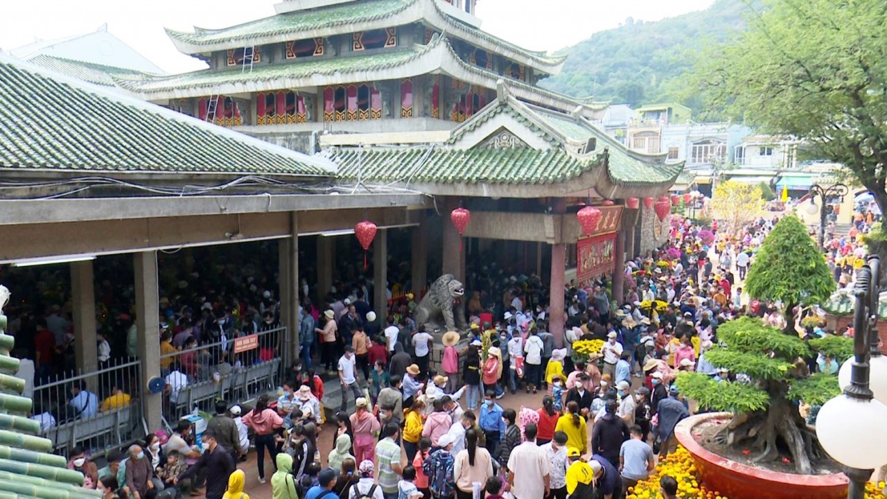 Đông đúc người dân đến dâng hương tại miếu Bà Chúa xứ Núi Sam vào những ngày Tết Nguyên đán. (Nguồn: Báo NLĐ) Đông đúc người dân đến dâng hương tại miếu Bà Chúa xứ Núi Sam vào những ngày Tết Nguyên đán. (Nguồn: Báo NLĐ)