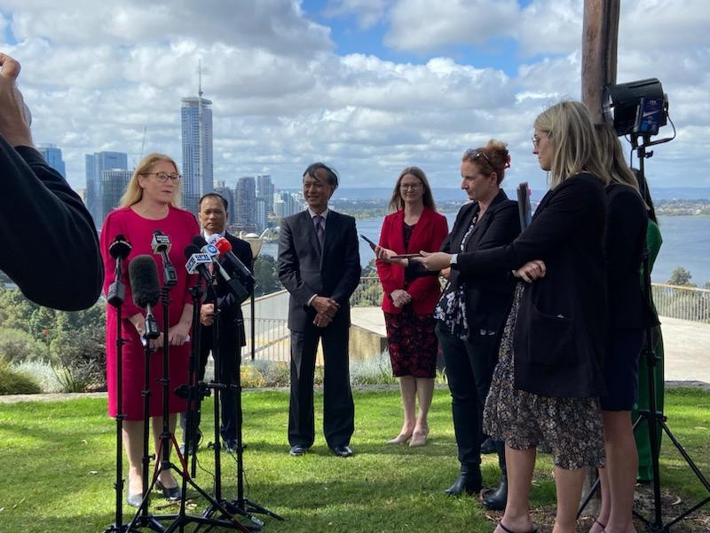 (09.02) Phó Thủ hiến Rita Saffioti (ngoài cùng bên trái) bày tỏ sự phấn khởi trước việc khai trường đường bay TPHCM-Perth. (Ảnh: Tổng Lãnh sự quán Việt Nam tại Perth)