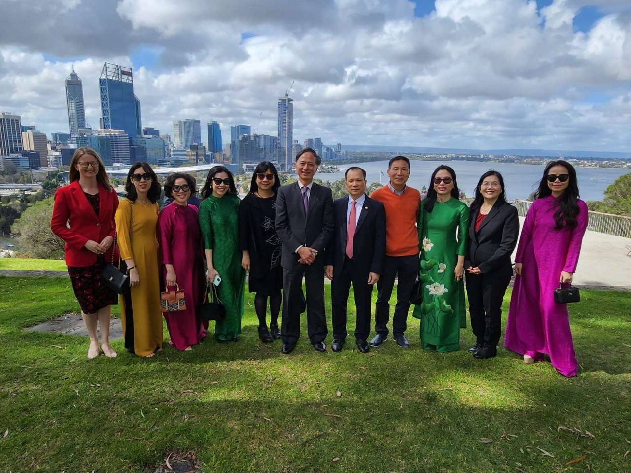 (09.02) Các đại biểu và khách mời dự Họp báo chụp ảnh lưu niệm. (Ảnh: Tổng Lãnh sự quán Việt Nam tại Perth)