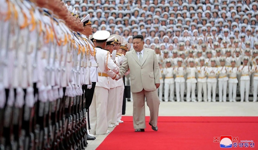 Ảnh ấn tượng (28/8-3/9): Đề cập Thế chiến II, ông Putin nói Nga ‘bất khả chiến bại’, tên lửa ở thủ đô Ukraine, Mỹ ủng hộ một quyết định của Nhật