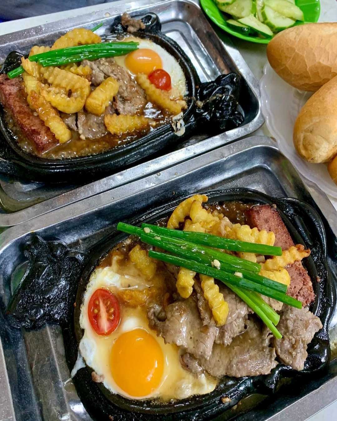 Cứ tới tối khu phố Hoè Nhai lại trở nên nhộn nhịp hơn bao giờ hết và hấp dẫn nhiều thực khách với tiếng xì xèo, mùi thơm đặc trưng của từng chảo bít tết. (Ảnh: Numb2192, hiinaamyy)