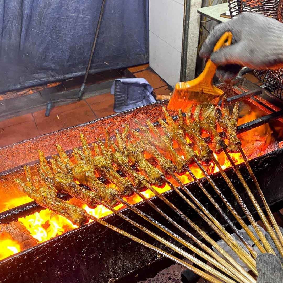 “Phố chân gà nướng” được biết đến một địa điểm tụ tập buổi tối quen thuộc của giới trẻ Hà Thành  (Ảnh: Hahaiday)