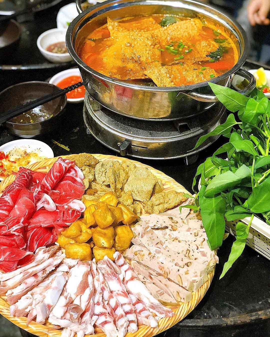 Phố Phùng Hưng tập trung rất nhiều hàng quán kinh doanh đa dạng các món lẩu ngon với giá phải chăng. (Ảnh: moonlife.91)