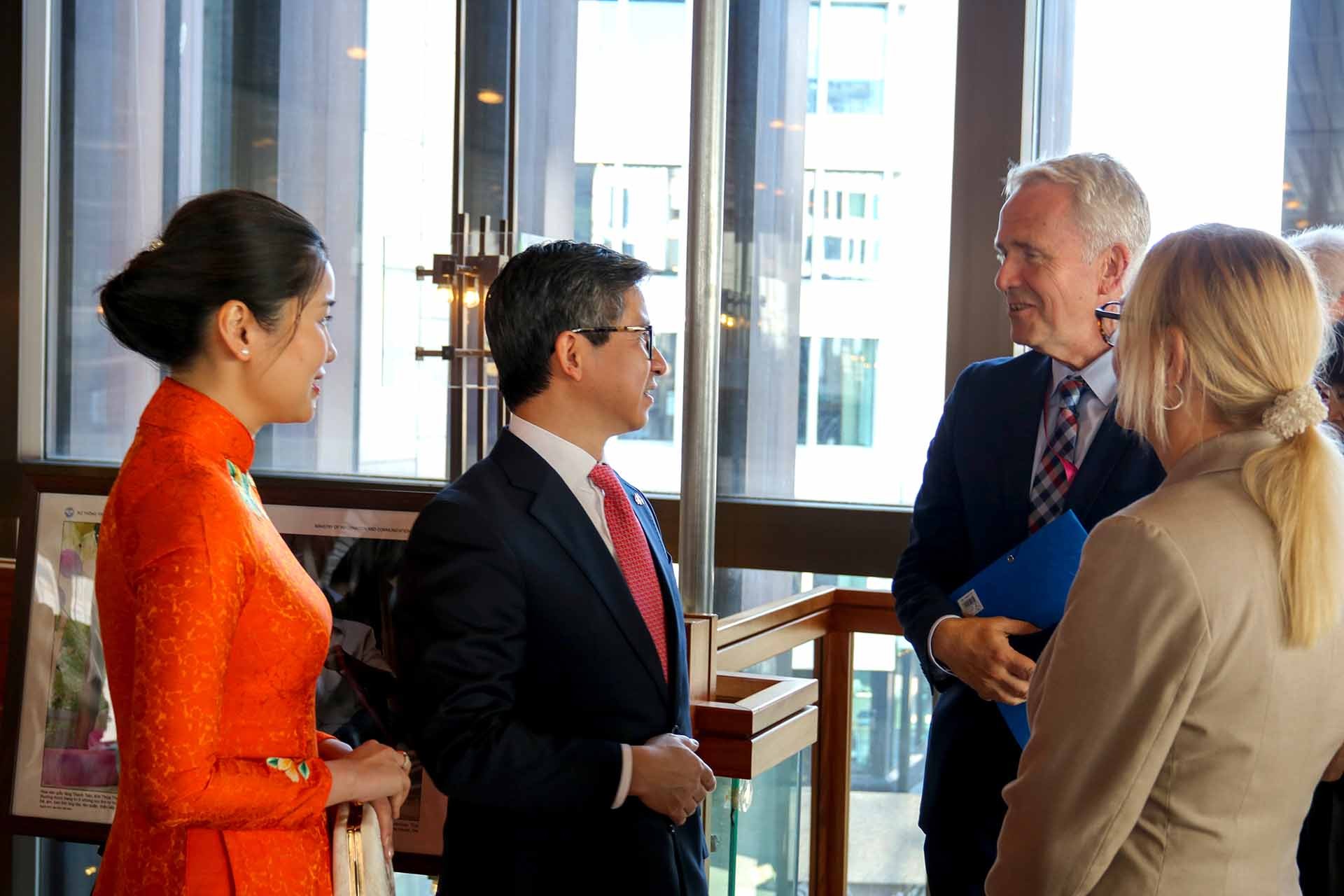 Đón tiếp các vị khách