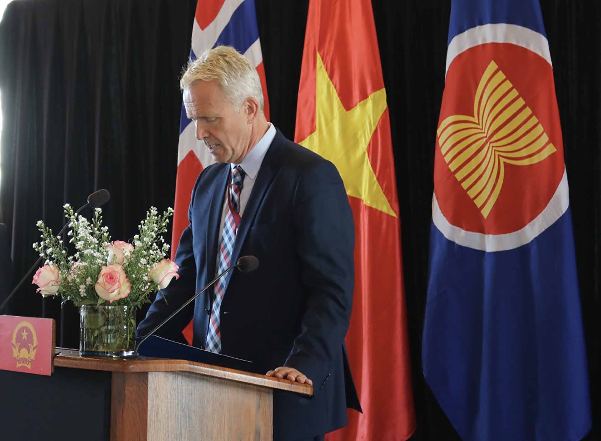 Đại sứ Odd-Inge Kvalheim, Tổng Vụ trưởng phụ trách Phát triển bền vững, Bộ Ngoại giao Na Uy phát biểu.