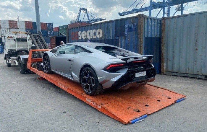 Lamborghini Huracan Tecnica vừa về sở hữu màu sơn Grigio Nimbus hiếm có.