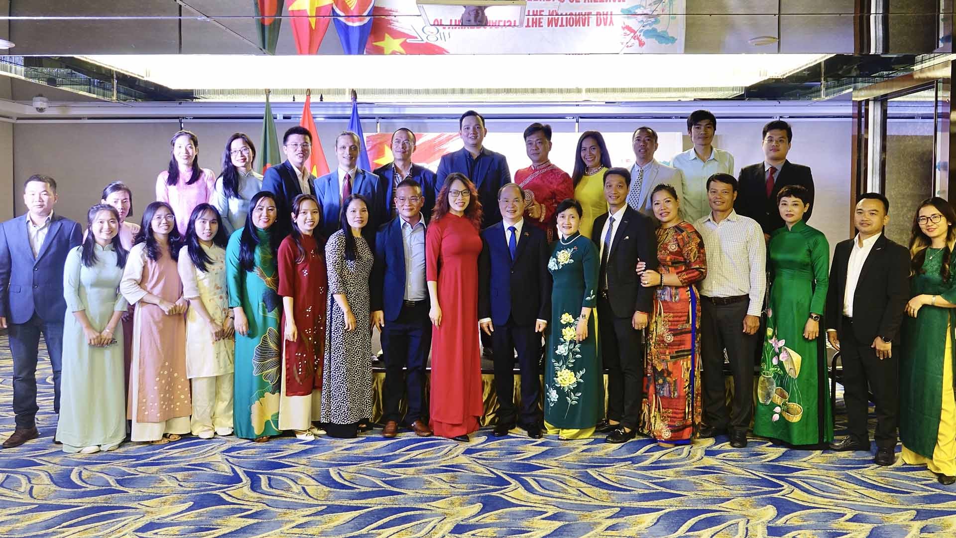 Đại sứ và phu nhân cùng cộng đồng Việt Nam tại Bangladesh. Đại sứ và phu nhân cùng cộng đồng Việt Nam tại Bangladesh.