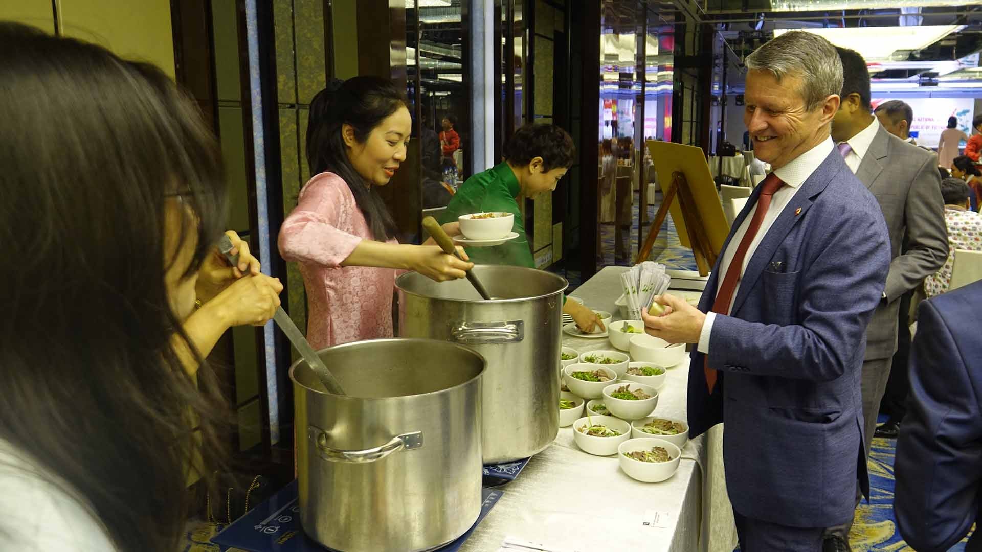 Quan khách thưởng thức Phở. Quan khách thưởng thức Phở.