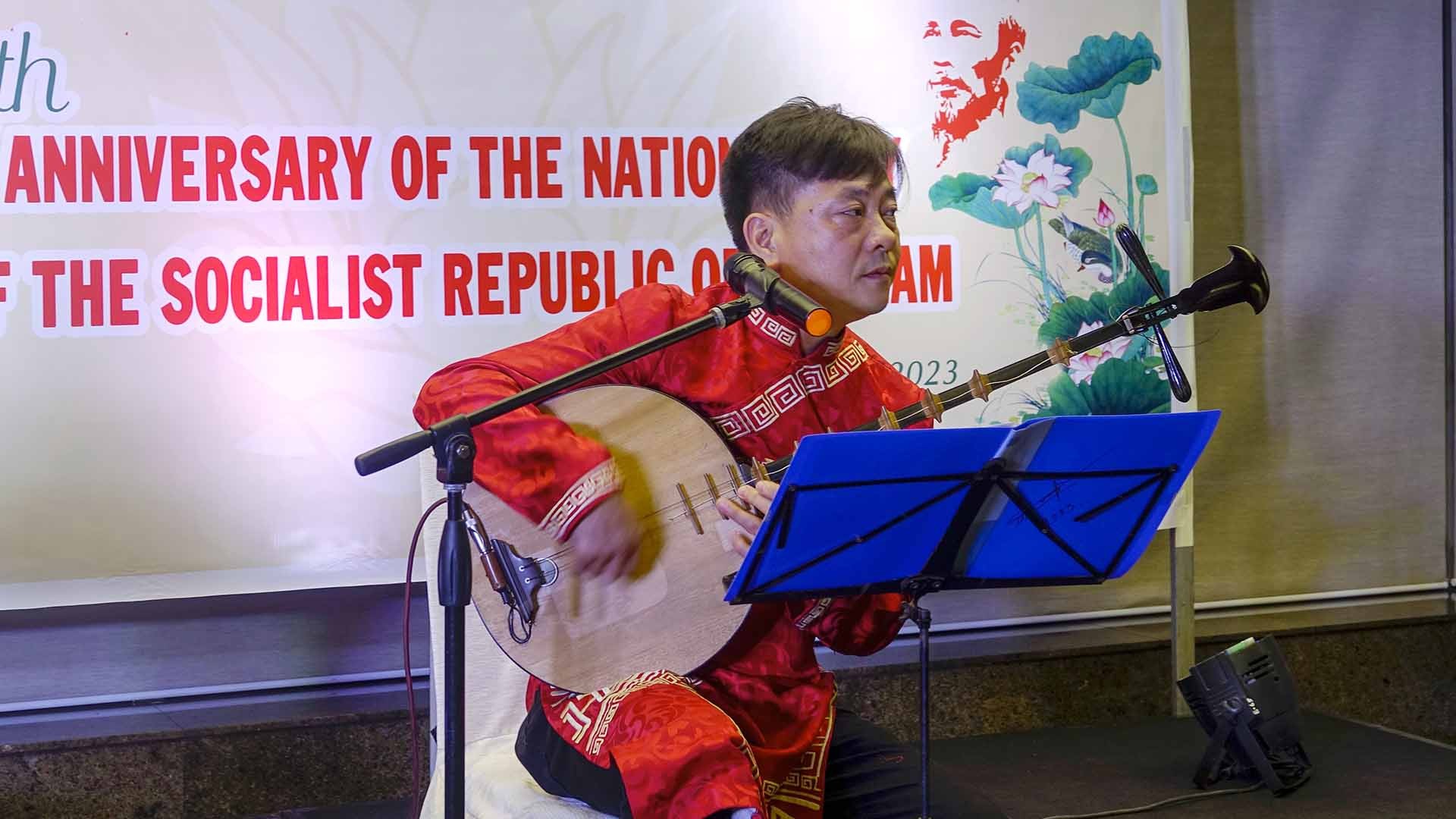 Tiết mục biểu diễn của NSUT Vũ Đình Cương. Tiết mục biểu diễn của NSUT Vũ Đình Cương.