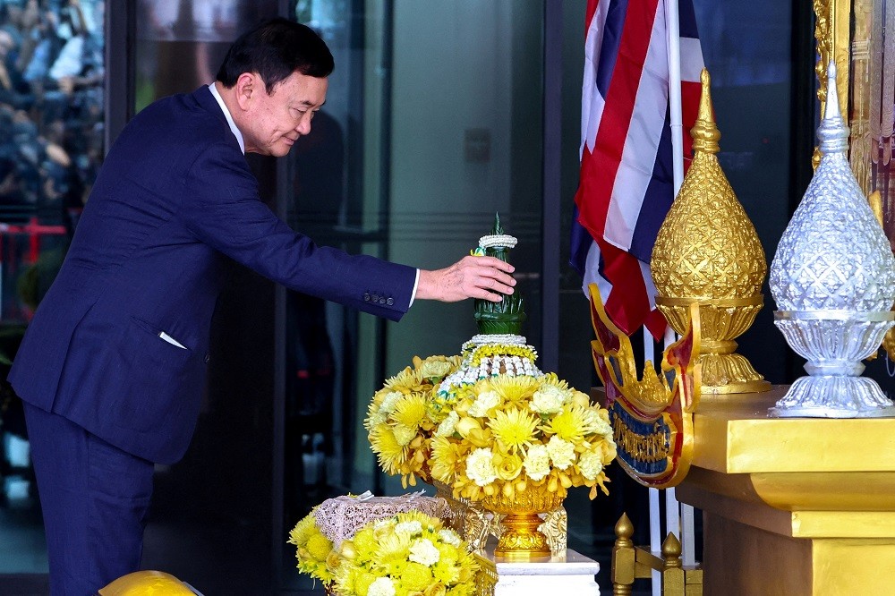 (09.05) Cựu Thủ tướng Thaksin Shinawatra thực hiện nghi lễ bày tỏ sự tôn trọng với Nhà vua Maha Vajiralongkorn và Hoàng hậu Suthida khi trở về nước ngày 22/8. (Nguồn: Reuters) (09.05) Cựu Thủ tướng Thaksin Shinawatra thực hiện nghi lễ bày tỏ sự tôn trọng với Nhà vua Maha Vajiralongkorn và Hoàng hậu Suthida khi trở về nước ngày 22/8. (Nguồn: Reuters)