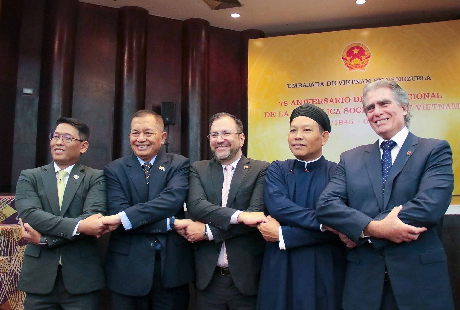 Đại sứ Vũ Trung Mỹ chụp ảnh lưu niệm cùng Bộ trưởng Ngoại giao Venezuela Yvan Gil Pinto và Đại sứ các nước ASEAN. Đại sứ Vũ Trung Mỹ chụp ảnh lưu niệm cùng Bộ trưởng Ngoại giao Venezuela Yvan Gil Pinto và Đại sứ các nước ASEAN.