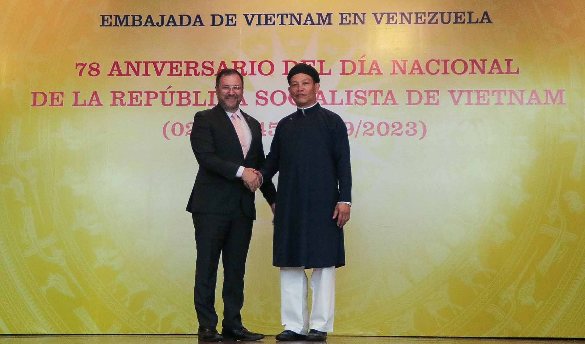 Bộ trưởng Ngoại giao Venezuela Yvan Gil Pinto và Đại sứ Vũ Trung Mỹ. Bộ trưởng Ngoại giao Venezuela Yvan Gil Pinto và Đại sứ Vũ Trung Mỹ.