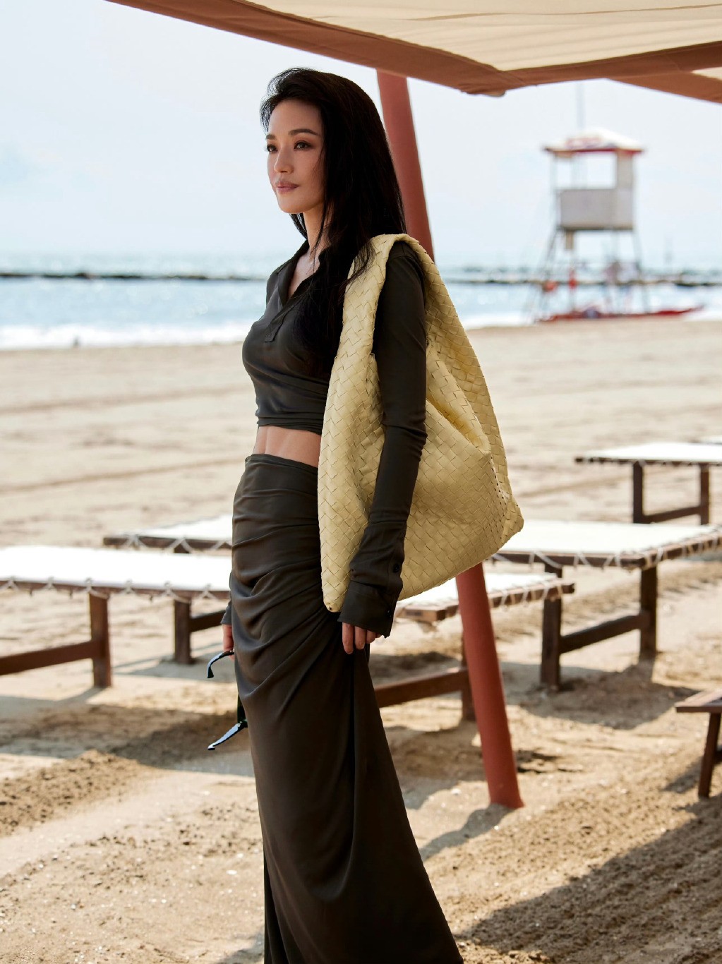 Thư Kỳ đăng bộ ảnh trên Weibo, khiến khán giả trầm trồ. Trên mạng xã hội, nhiều người hỏi bí quyết của Thư Kỳ để có được thể hình không mỡ thừa.