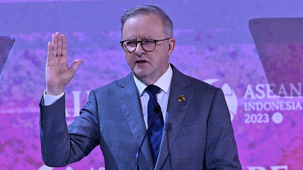 Thủ tướng Australia Anthony Albanese phát biểu tại Hội nghị cấp cao ASEAN lần thứ 43. (Nguồn: AA) Thủ tướng Australia Anthony Albanese phát biểu tại Hội nghị cấp cao ASEAN lần thứ 43. (Nguồn: AA)