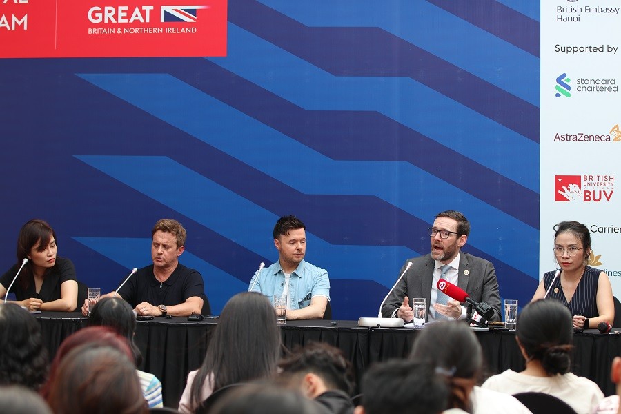 Đắm chìm trong âm nhạc của 911, làm bánh cùng Đại sứ tại Lễ hội Vương quốc Anh Đắm chìm trong âm nhạc của 911, làm bánh cùng Đại sứ tại Lễ hội Vương quốc Anh