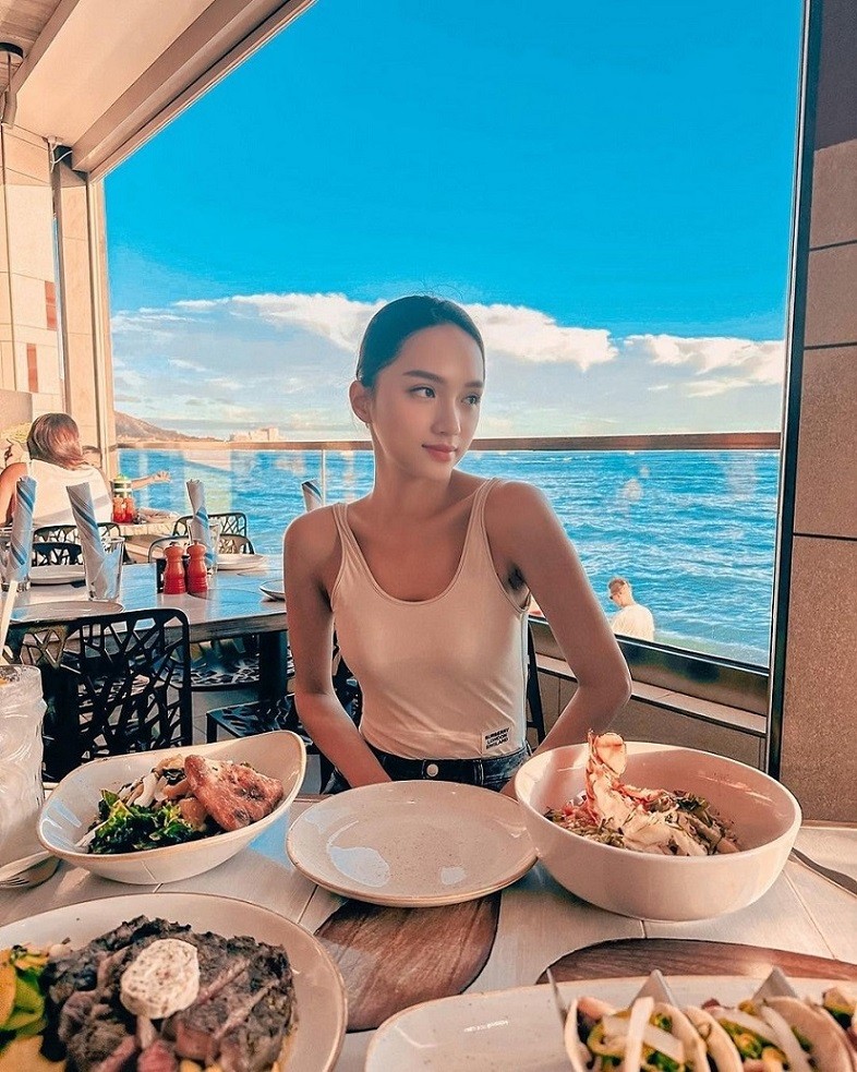 Hoa hậu Hương Giang đang có chuyến du lịch ở Hawaii (Mỹ) nhân dịp nghỉ lễ. Đây là lần hiếm hoi nữ ca sĩ đặt chân tới quần đảo nằm giữa Thái Bình Dương để nghỉ ngơi, khám phá thiên nhiên.