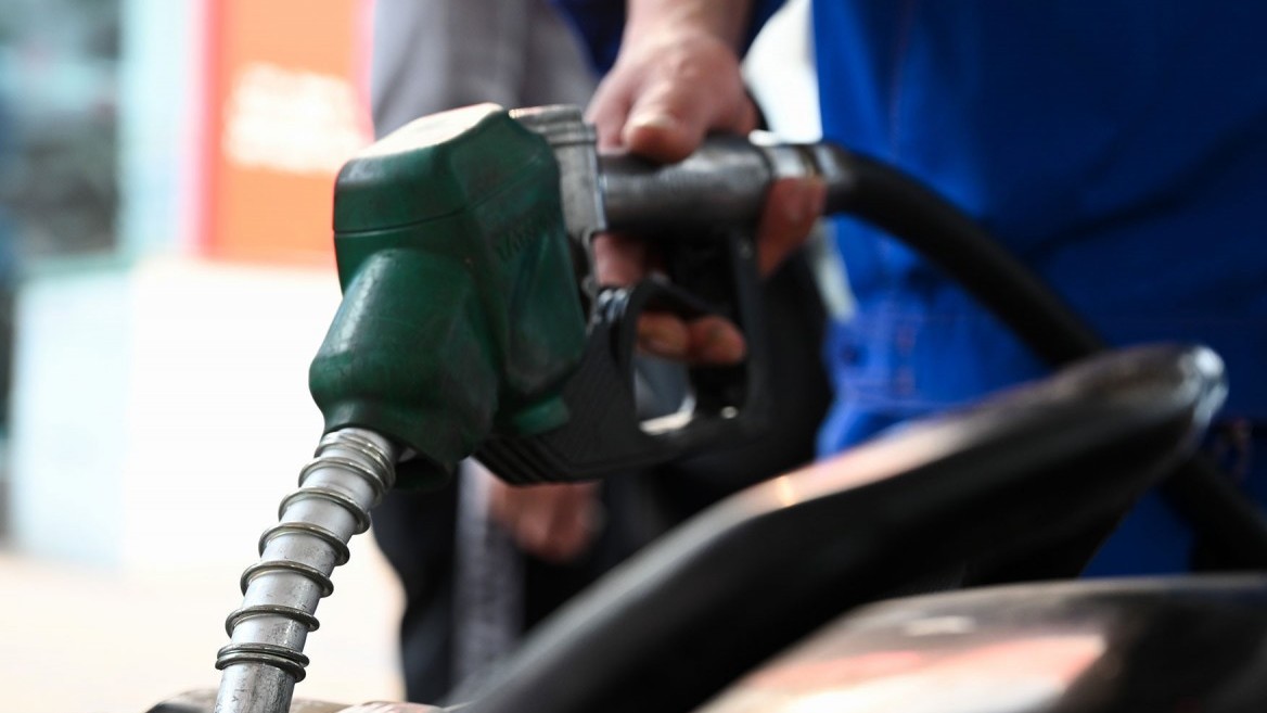 gia xang dau hom nay 79 giam nhe sau khi lap dinh