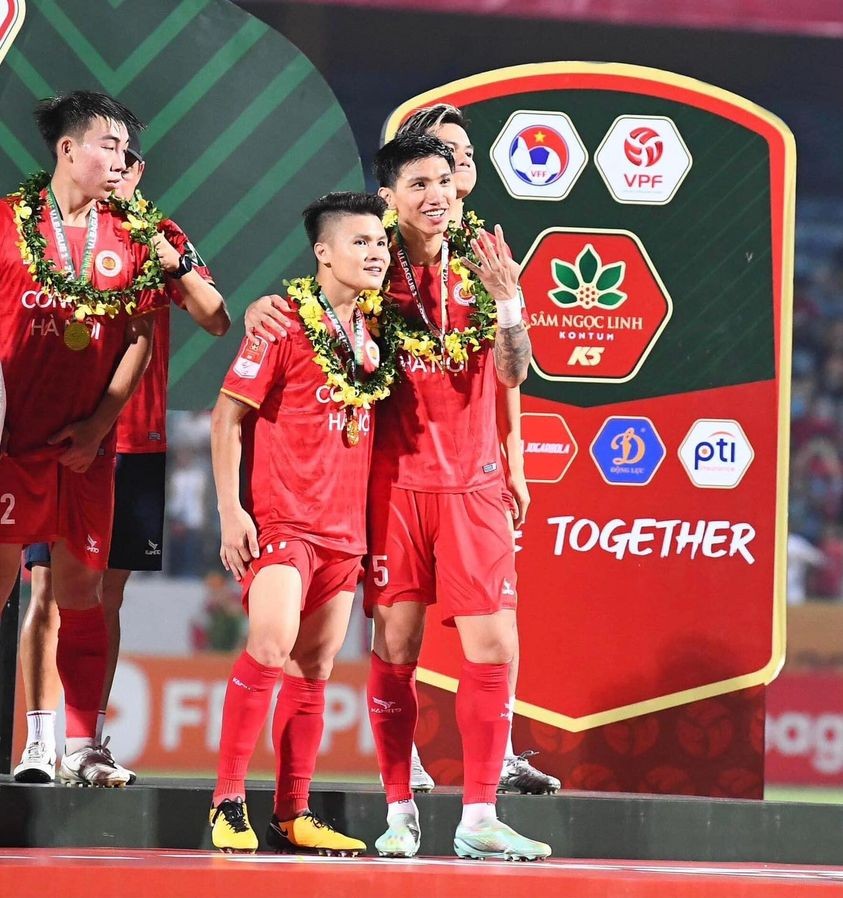 Hậu vệ Văn Hậu, bạn gái và gia đình Đức Chinh nghỉ dưỡng ở Nha Trang