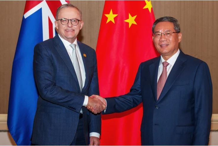  Thủ tướng Australia Anthony Albanese gặp Thủ tướng Trung Quốc Lý Cường bên lề Hội nghị cấp cao Đông Á ở Jakarta, Indonesia ngày 7/9. (Nguồn: Twitter)