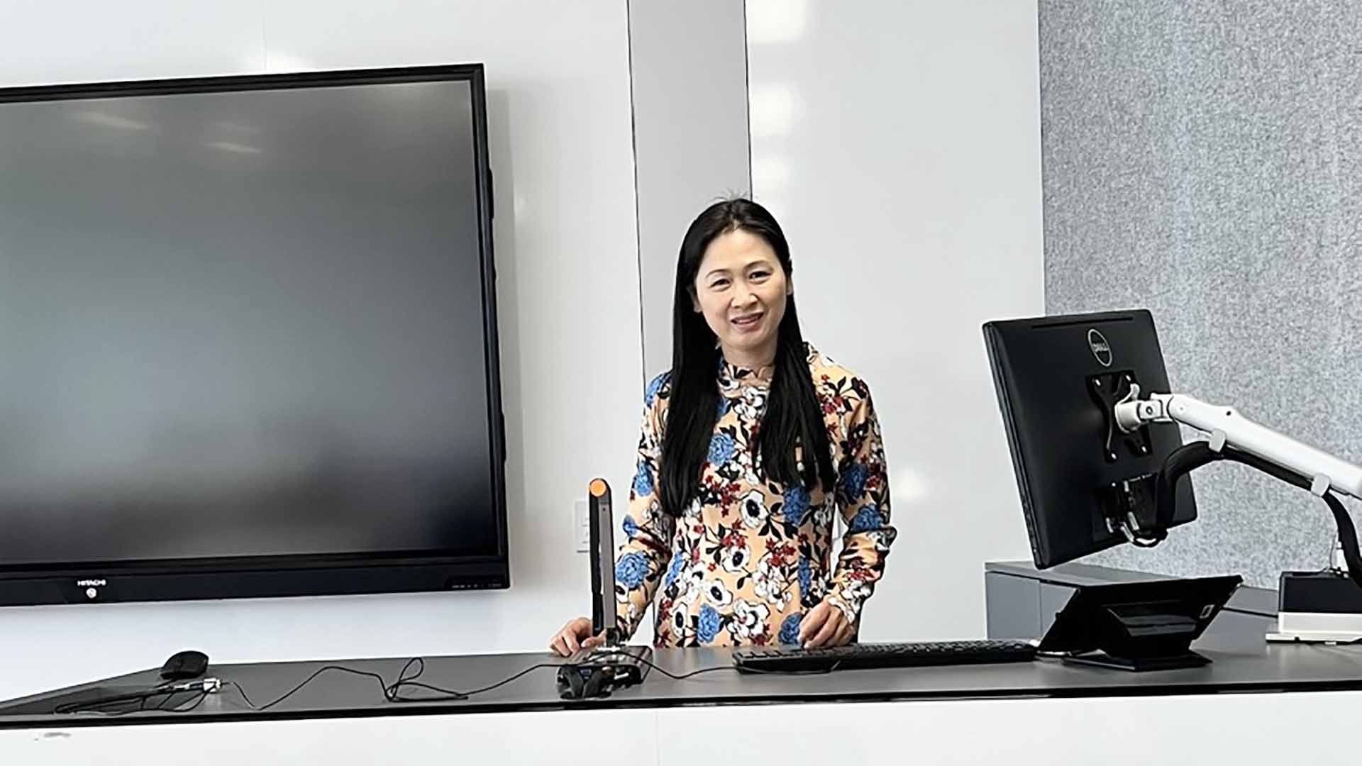 TS. Trần Hồng Vân hiện là Chủ tịch Tổ chức thúc đẩy duy trì ngôn ngữ-văn hóa Việt tại Australia VietSchool Inc, biên tập chương trình Cùng giữ tiếng Việt – SBS Việt ngữ. (Ảnh: NVCC) TS. Trần Hồng Vân hiện là Chủ tịch Tổ chức thúc đẩy duy trì ngôn ngữ-văn hóa Việt tại Australia VietSchool Inc, biên tập chương trình Cùng giữ tiếng Việt – SBS Việt ngữ. (Ảnh: NVCC)