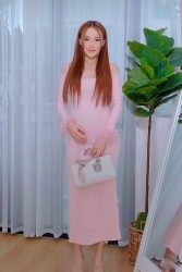 'Bóc giá' những chiếc túi hàng hiệu nhỏ xinh, trang nhã đồng hành cùng Nhã Phương