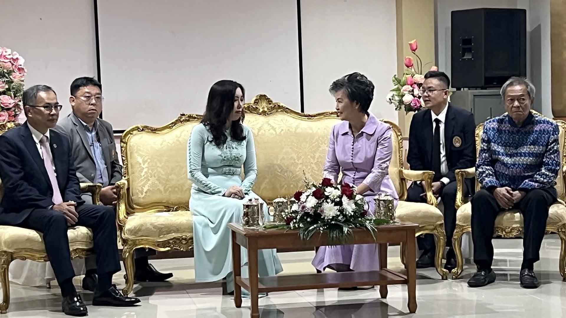 Thứ trưởng Lê Thị Thu Hằng chào xã giao Tỉnh trưởng tỉnh Sakon Nakhon. Thứ trưởng Lê Thị Thu Hằng chào xã giao Tỉnh trưởng tỉnh Sakon Nakhon.