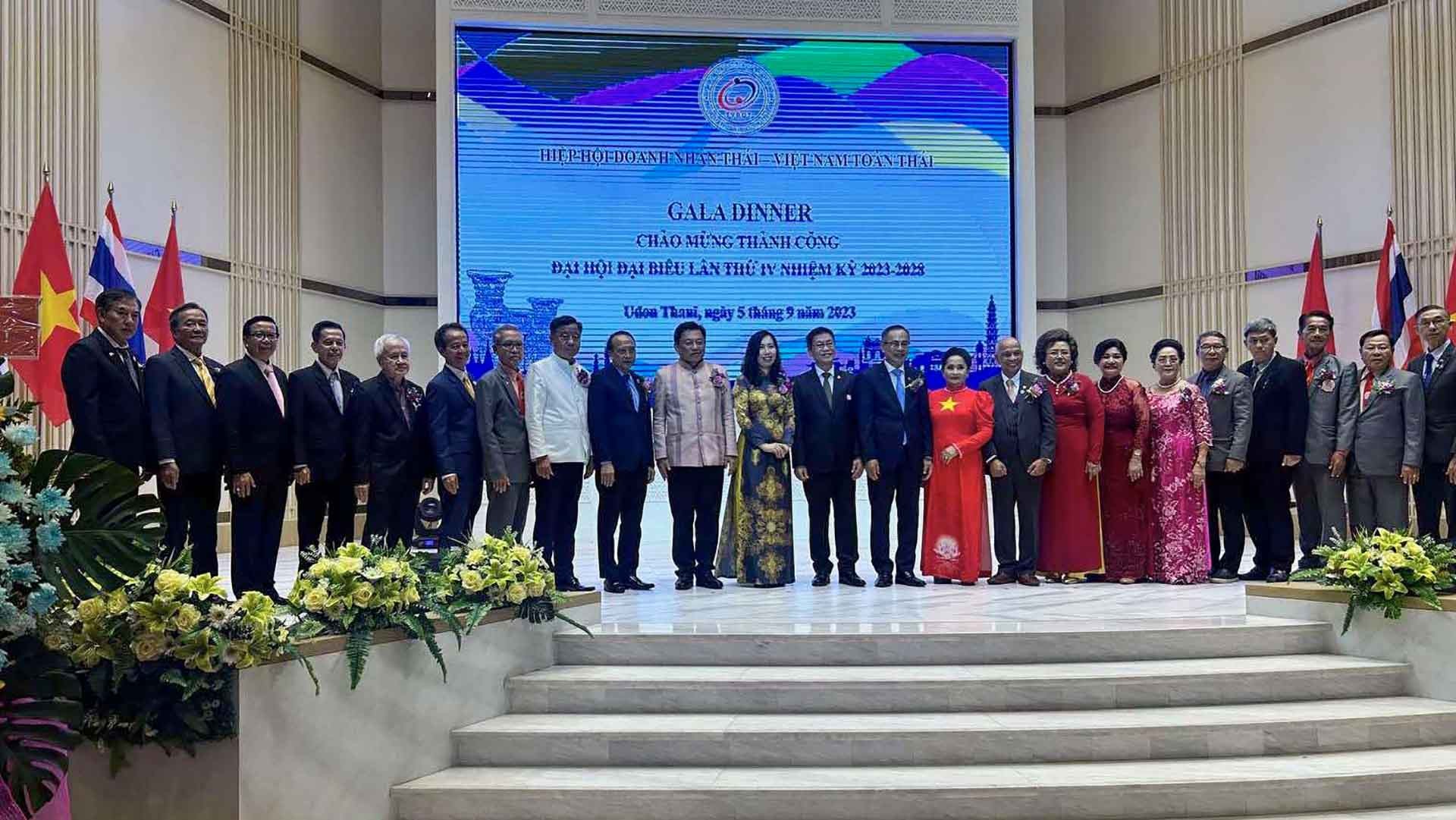 Gala dinner chào mừng Đại hội lần thứ 4 nhiệm kỳ 2023-2028 của Hiệp hội doanh nhân toàn Thái. Gala dinner chào mừng Đại hội lần thứ 4 nhiệm kỳ 2023-2028 của Hiệp hội doanh nhân toàn Thái.