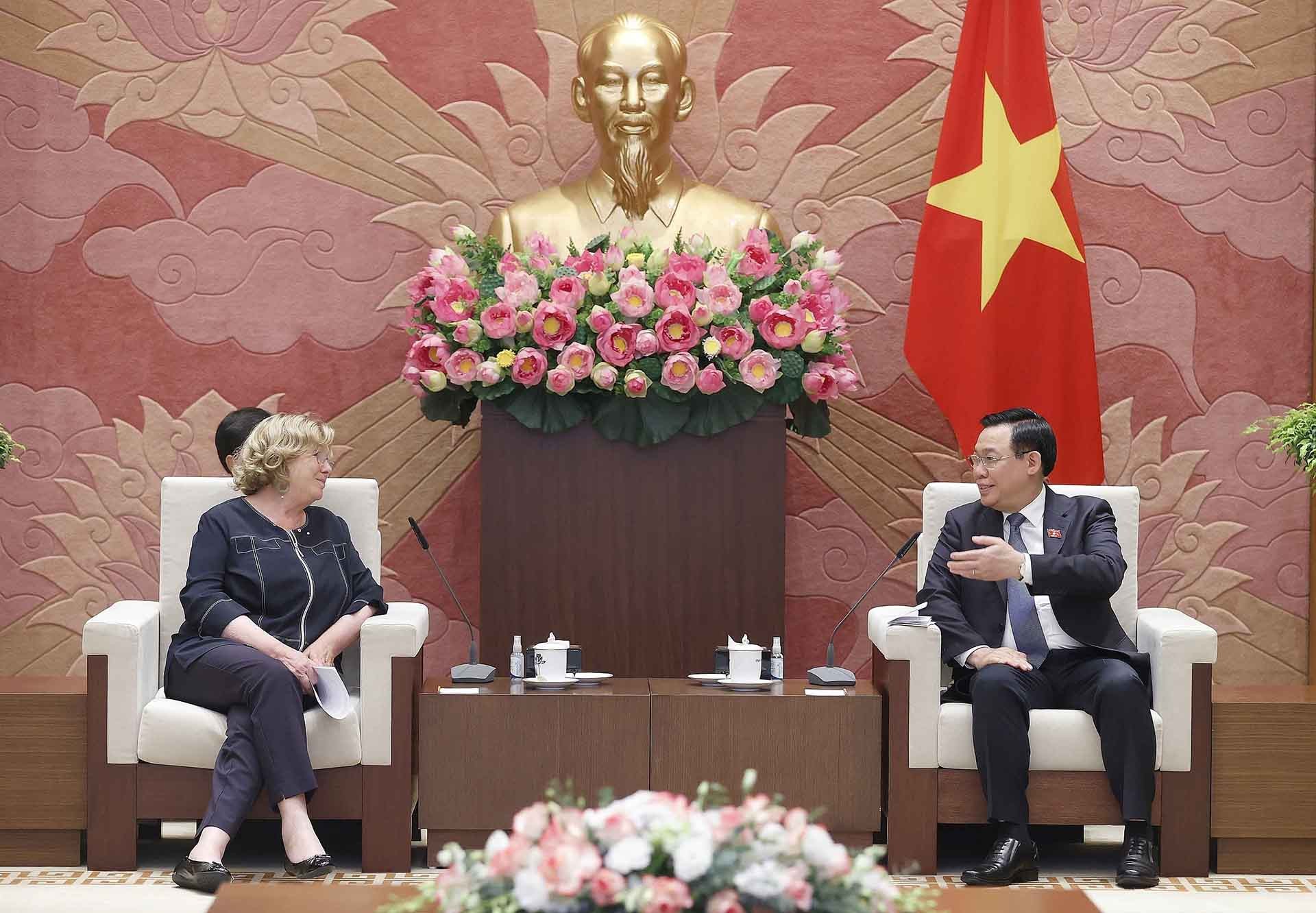 Chủ tịch Quốc hội Vương Đình Huệ tiếp bà Catherine Deroche, Chủ tịch Nhóm Nghị sĩ hữu nghị Pháp-Việt của Thượng viện Pháp. (Nguồn: TTXVN) Chủ tịch Quốc hội Vương Đình Huệ tiếp bà Catherine Deroche, Chủ tịch Nhóm Nghị sĩ hữu nghị Pháp-Việt của Thượng viện Pháp. (Nguồn: TTXVN)