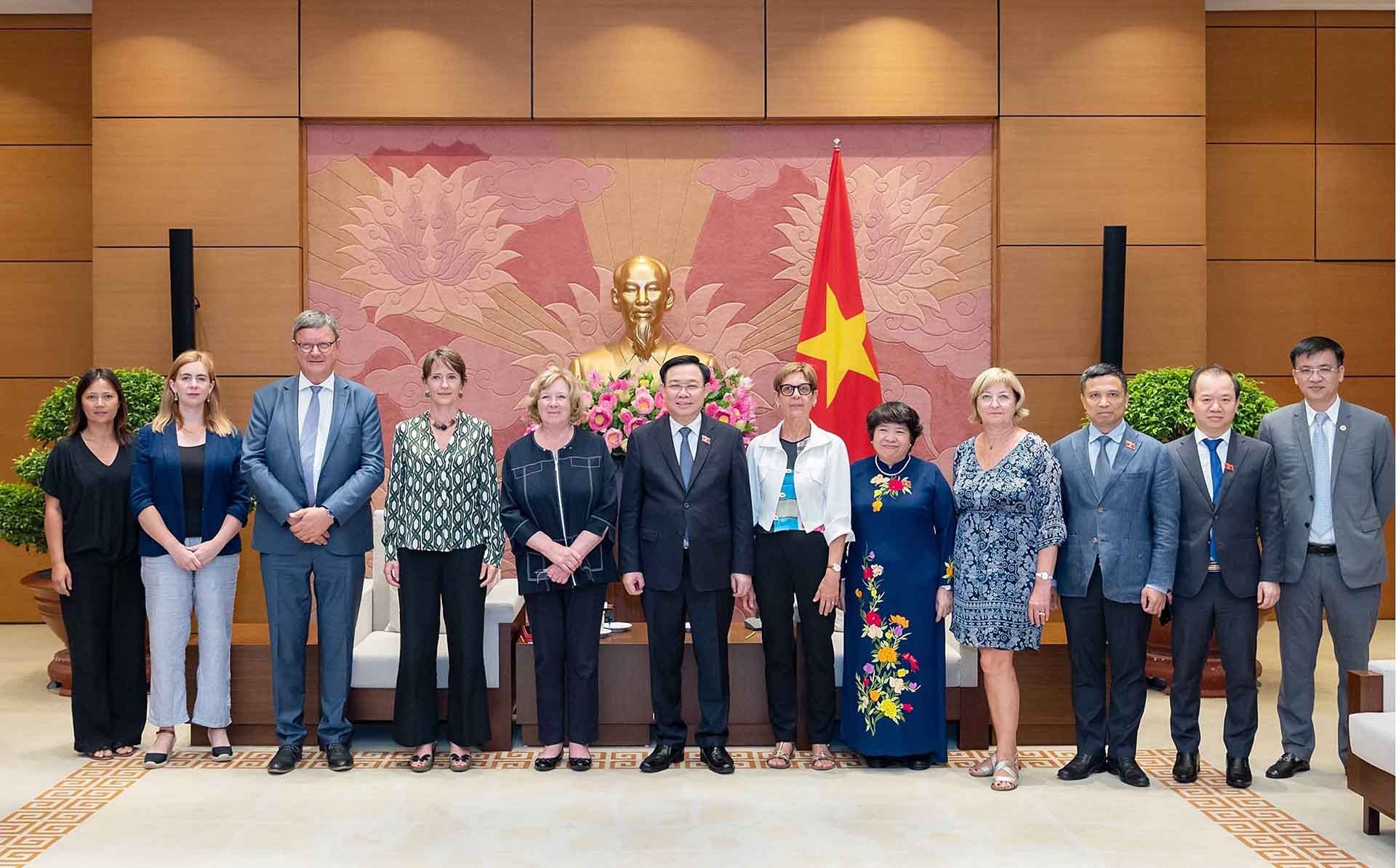 Chủ tịch Quốc hội Vương Đình Huệ chụp ảnh lưu niệm với đại biểu. (Nguồn: TTXVN) Chủ tịch Quốc hội Vương Đình Huệ chụp ảnh lưu niệm với đại biểu. (Nguồn: TTXVN)