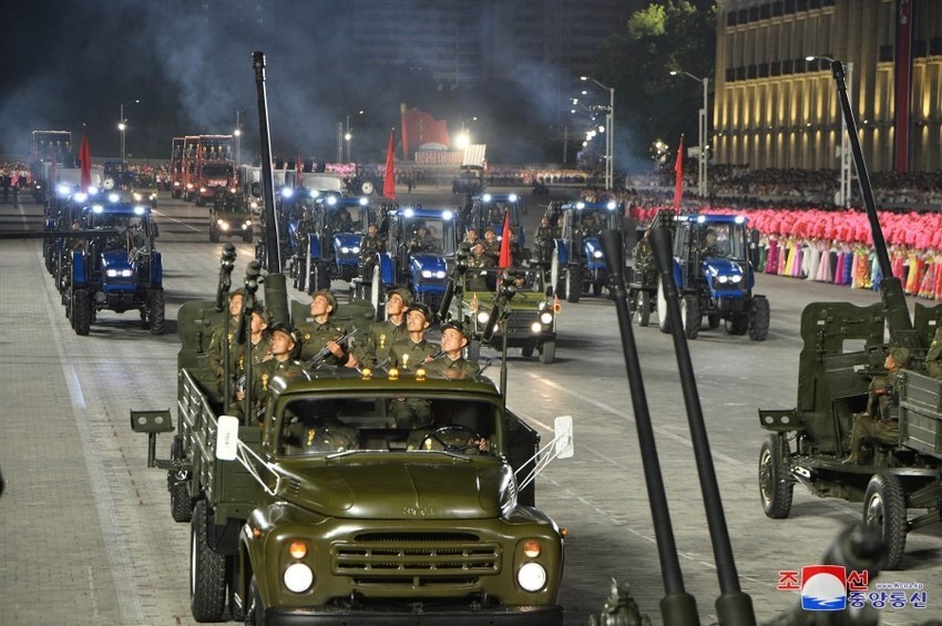 Hình ảnh Lễ duyệt binh trong đêm của lực lượng bán quân sự Triều Tiên Hình ảnh Lễ duyệt binh trong đêm của lực lượng bán quân sự Triều Tiên