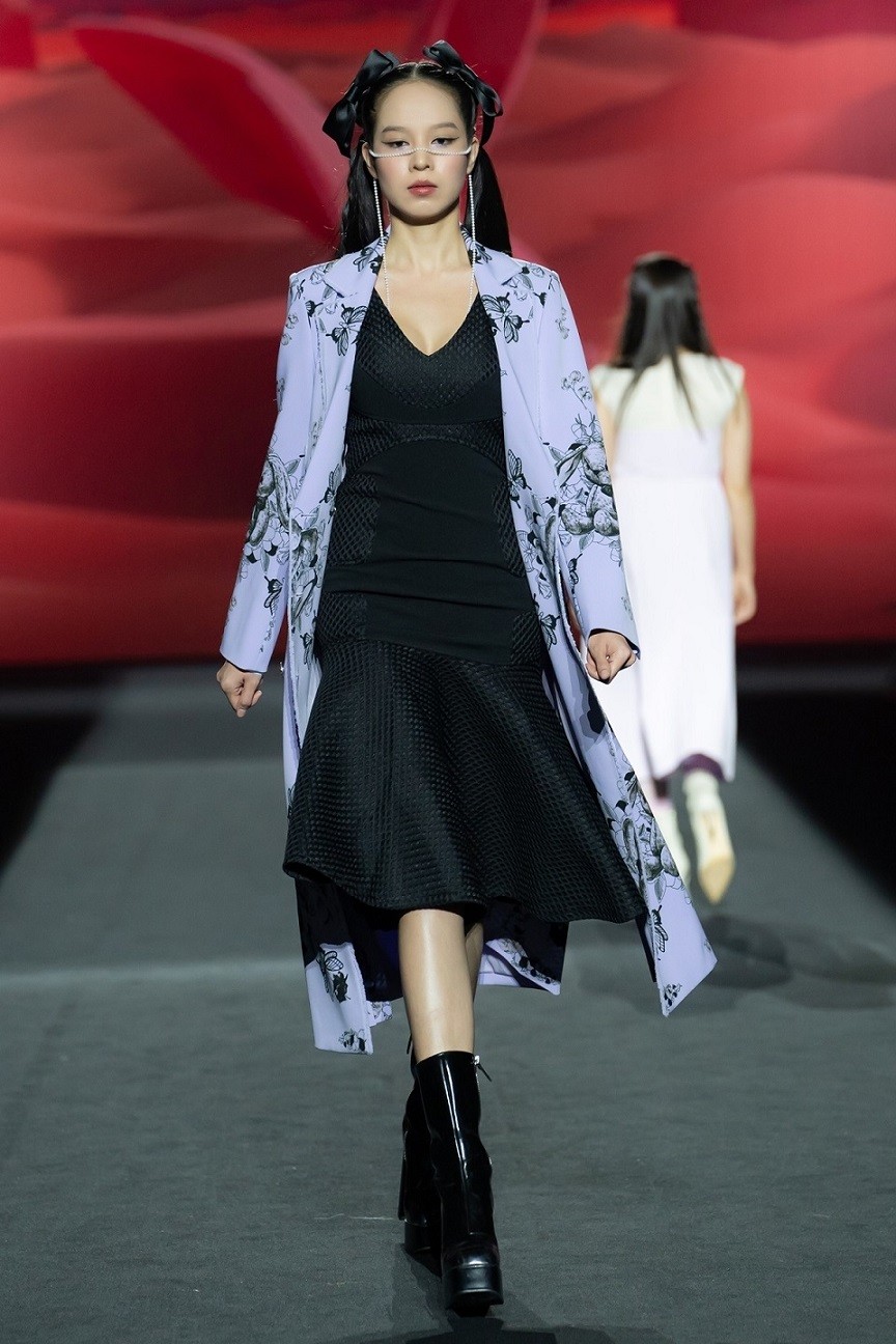 Hoa hậu Thanh Thủy sải bước trên sàn diễn tuần lễ thời trang Seoul 2023