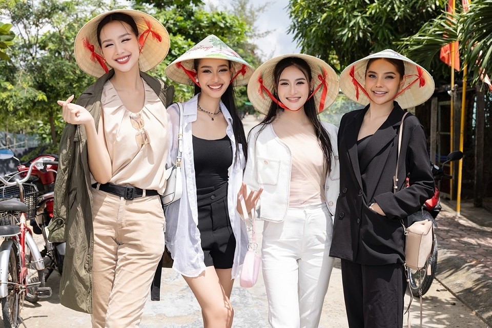 Chiều cùng ngày, Bảo Ngọc dẫn Miss World Campuchia 2019 Phum Sophorn, Miss World Myanmar 2019 Khit Lin Latt Yoon và Miss Grand Lào 2023 Phetmany Philakong (từ trái qua) đến ấp Thiềng Liềng, thuộc xã đảo Thạnh An, huyện Cần Giờ, cách trung tâm TP. Hồ Chí Minh hơn 70 km về phía Đông, tham quan. 
