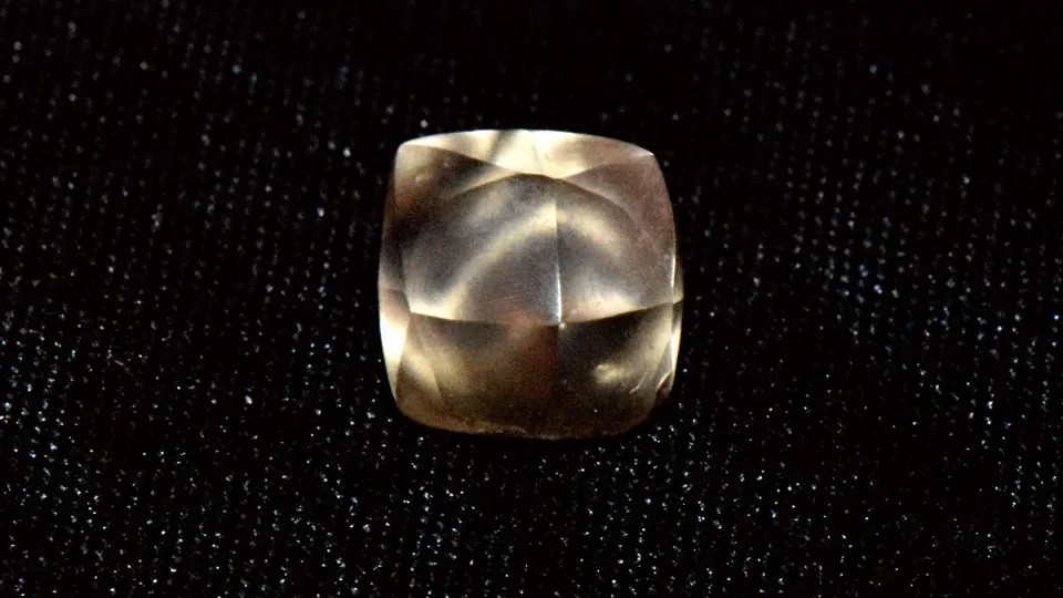 Đi chơi công viên, bé gái 7 tuổi bất ngờ nhặt được viên kim cương màu nâu