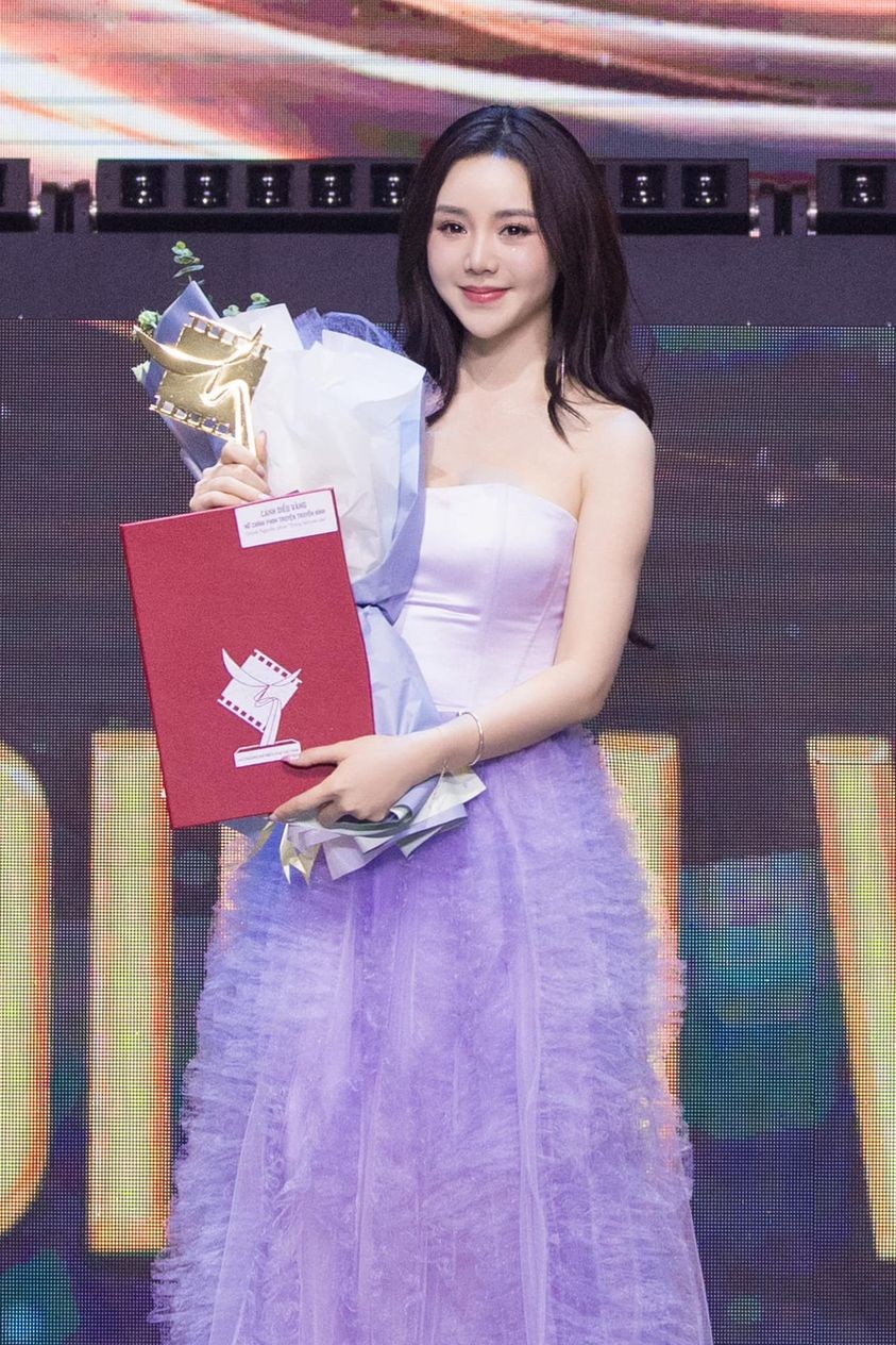 Quỳnh Kool, Hồng Diễm gợi cảm trên thảm đỏ Cánh diều vàng 2023