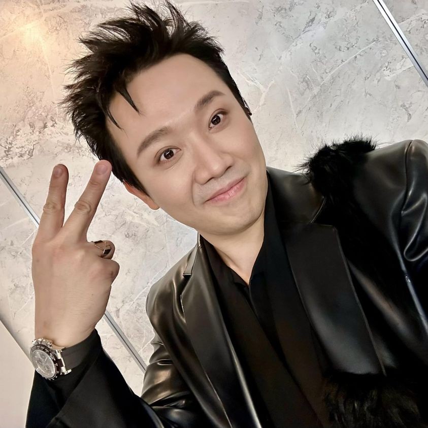 Sao Việt: Hoa hậu Đặng Thu Thảo thanh lịch xuống phố, Jennifer Phạm hút hồn người đối diện