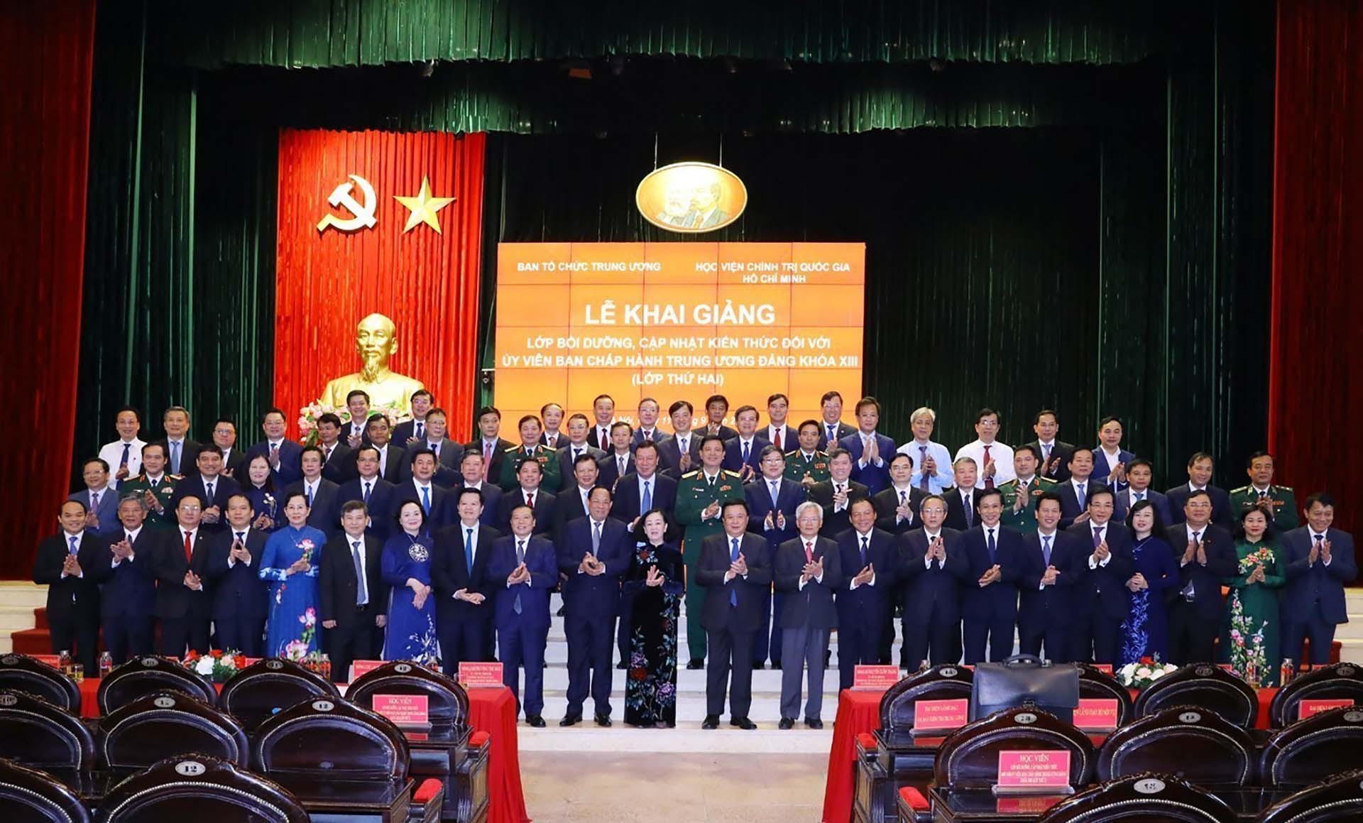 Đồng chí Trương Thị Mai cùng đại biểu và các học viên chụp ảnh chung. (Nguồn: TTXVN) Đồng chí Trương Thị Mai cùng đại biểu và các học viên chụp ảnh chung. (Nguồn: TTXVN)