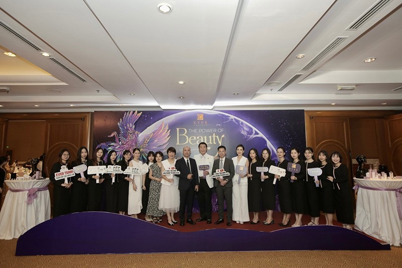 Ban lãnh đạo và nhân viên Công ty EVER VIỆT NAM. Ban lãnh đạo và nhân viên Công ty EVER VIỆT NAM.