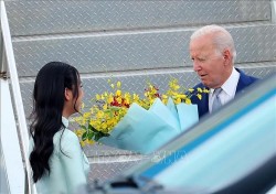 Chân dung nữ sinh tặng hoa cho Tổng thống Mỹ Joe Biden