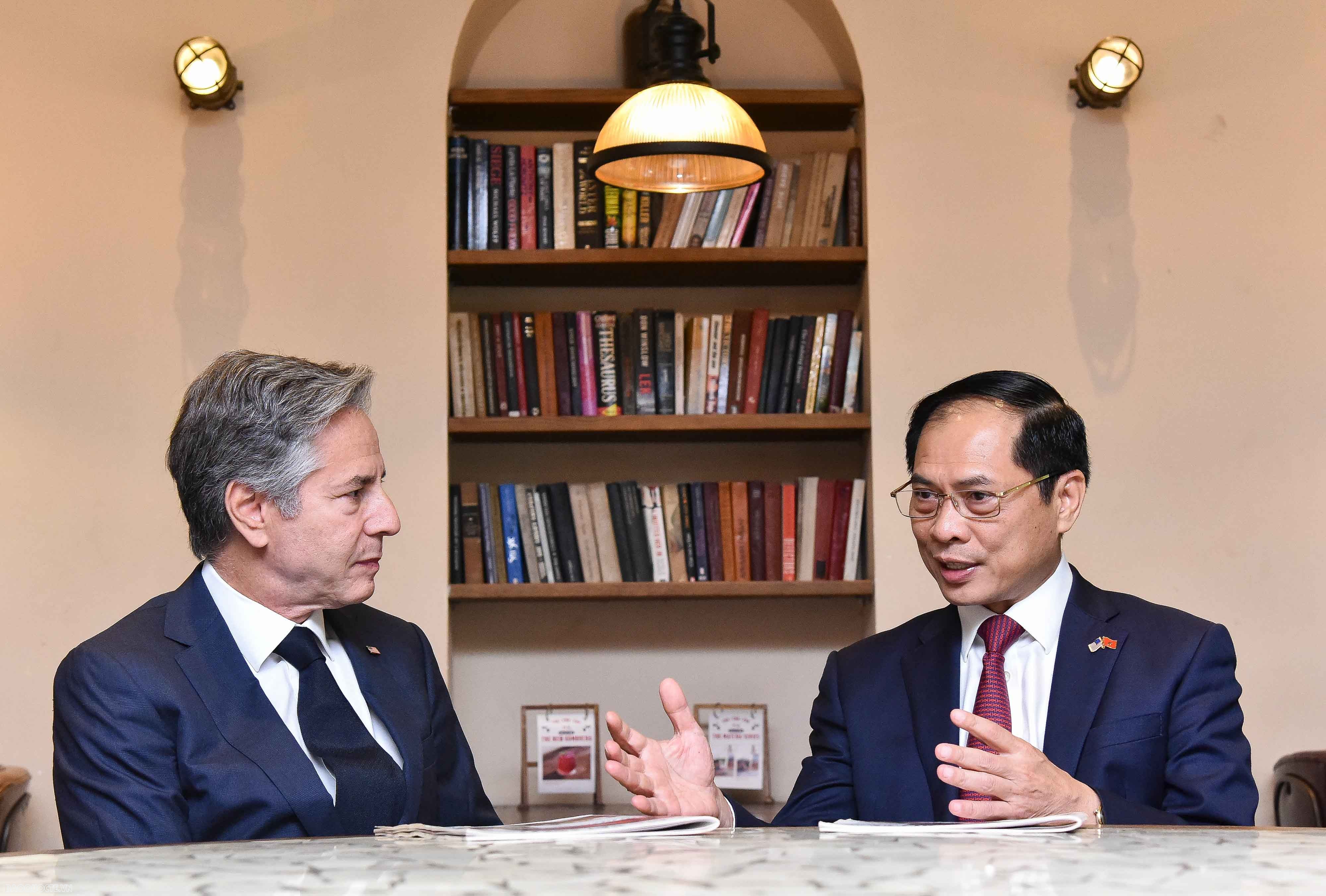 Bộ trưởng Ngoại giao Bùi Thanh Sơn mời Ngoại trưởng Hoa Kỳ thưởng thức cafe ở phố cổ Hà Nội