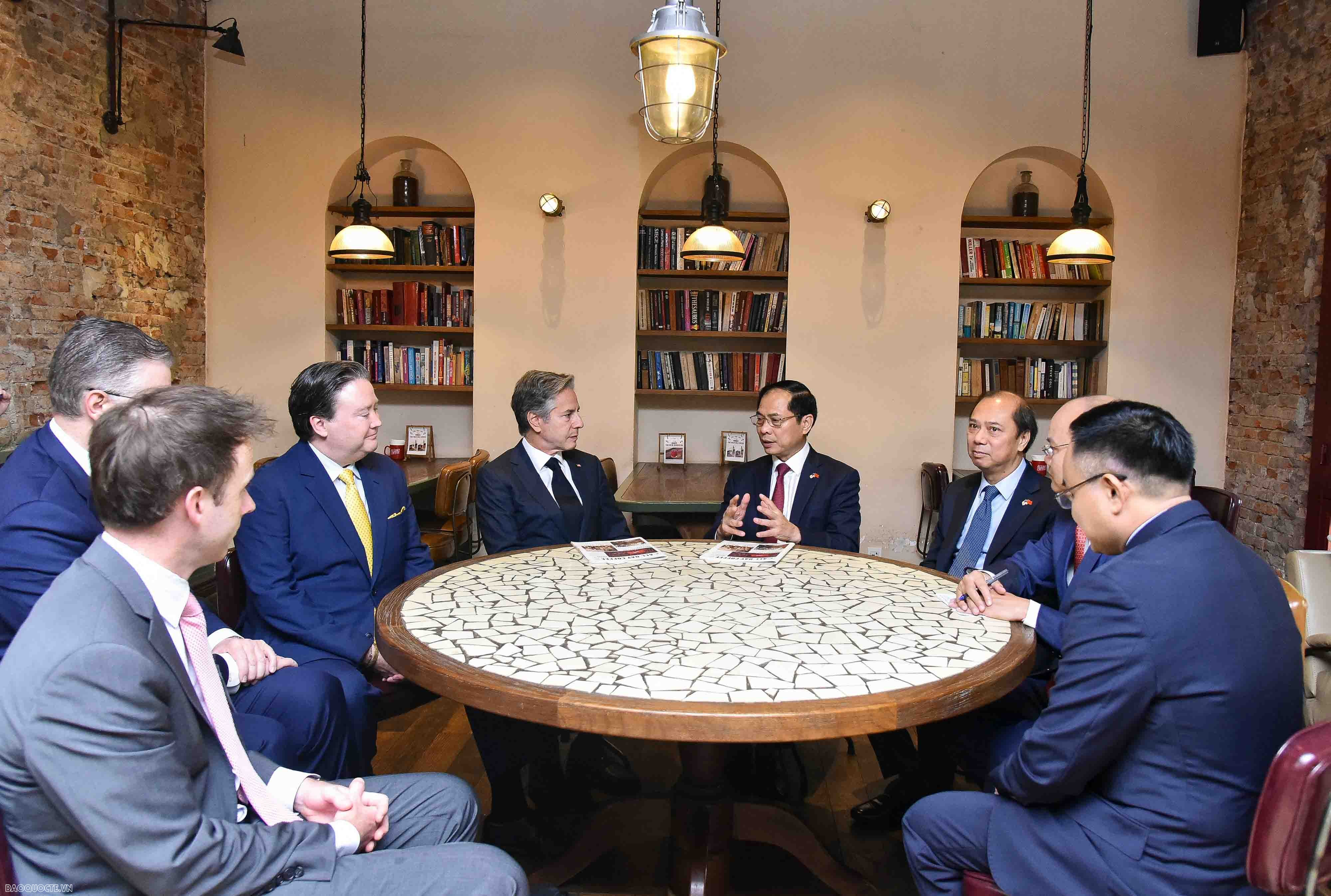 Bộ trưởng Ngoại giao Bùi Thanh Sơn mời Ngoại trưởng Hoa Kỳ thưởng thức cafe ở phố cổ Hà Nội