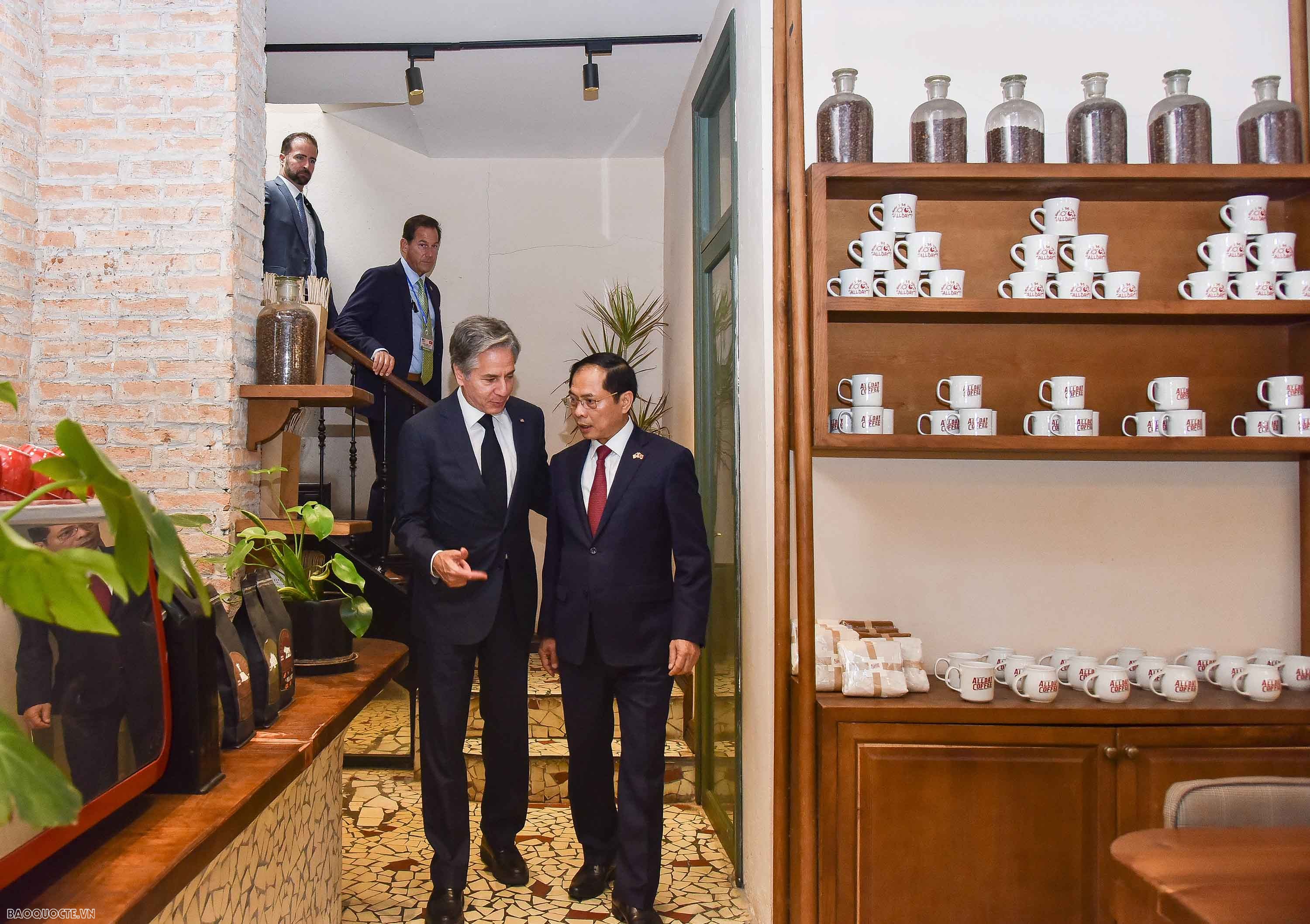 Bộ trưởng Ngoại giao Bùi Thanh Sơn mời Ngoại trưởng Hoa Kỳ thưởng thức cafe ở phố cổ Hà Nội