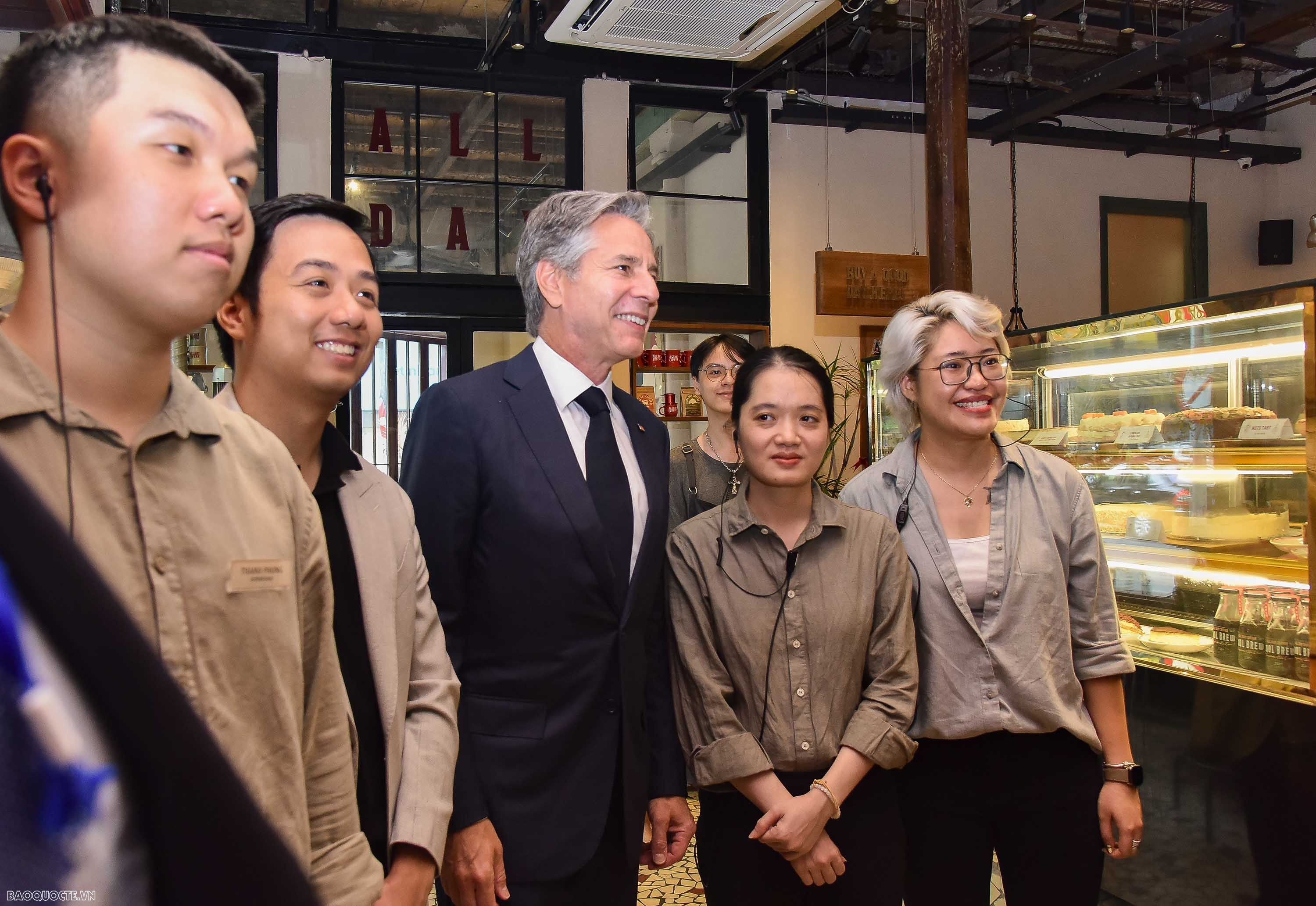 Bộ trưởng Ngoại giao Bùi Thanh Sơn mời Ngoại trưởng Hoa Kỳ thưởng thức cafe ở phố cổ Hà Nội