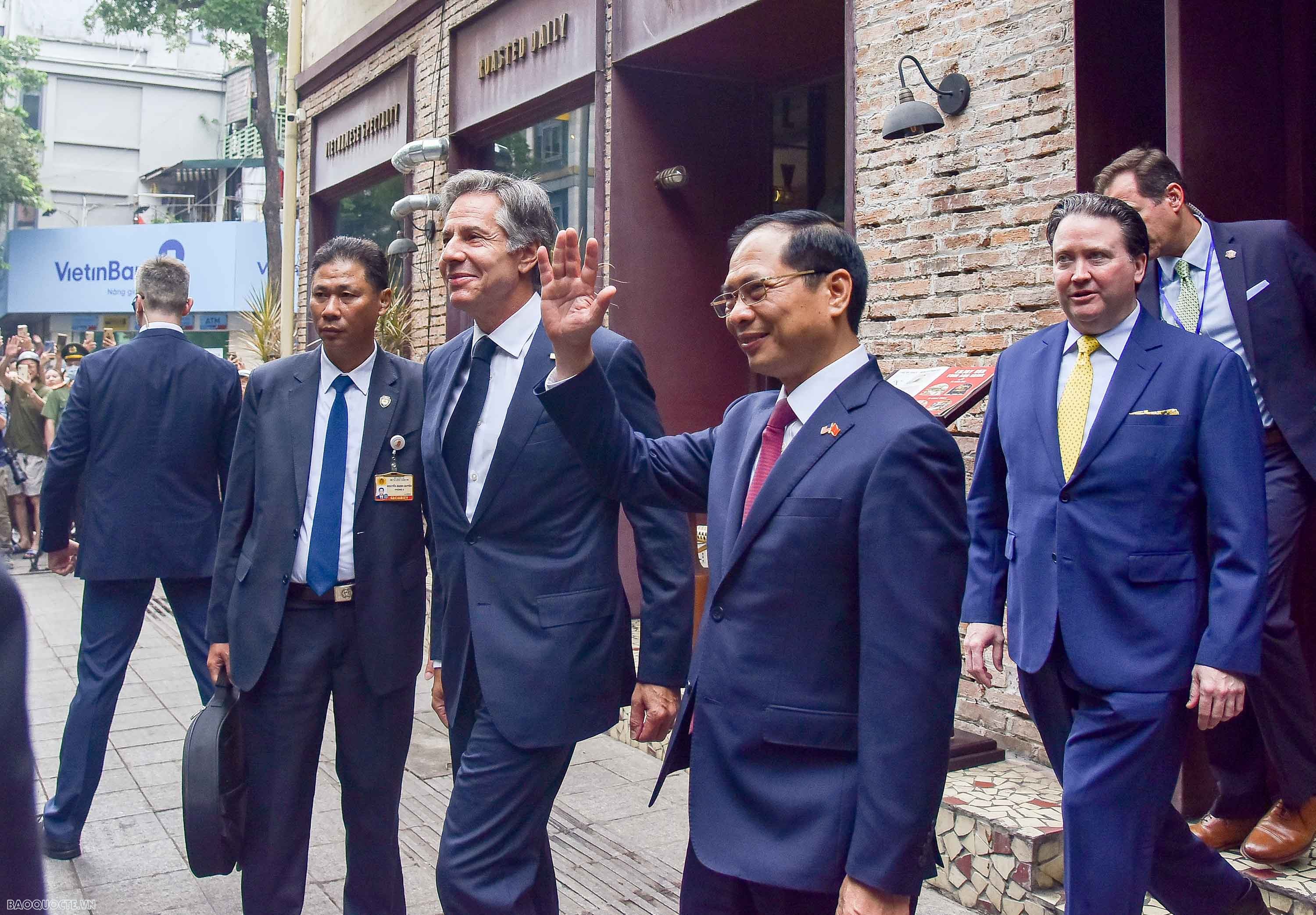 Bộ trưởng Ngoại giao Bùi Thanh Sơn mời Ngoại trưởng Hoa Kỳ thưởng thức cafe ở phố cổ Hà Nội