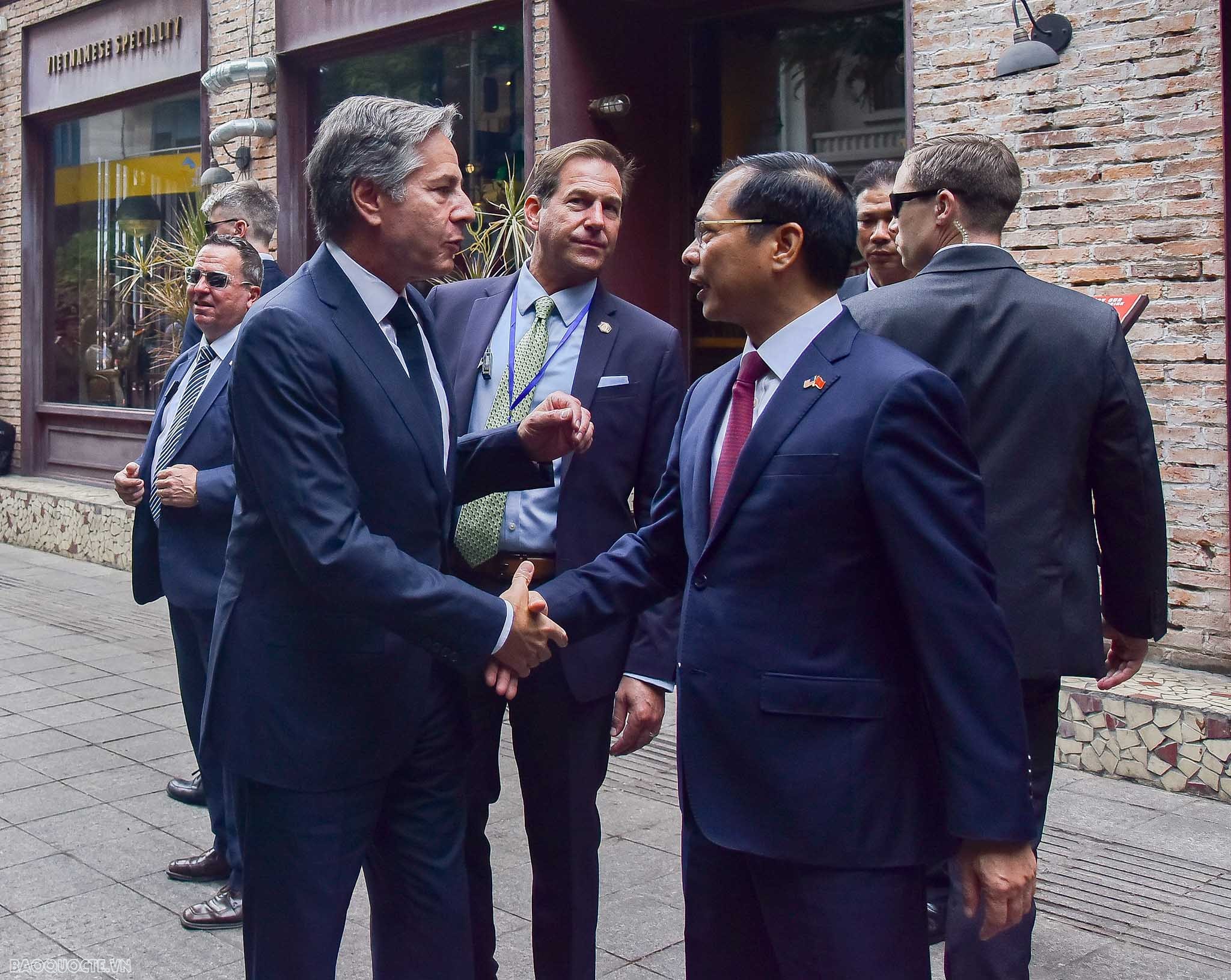 Bộ trưởng Ngoại giao Bùi Thanh Sơn mời Ngoại trưởng Hoa Kỳ thưởng thức cafe ở phố cổ Hà Nội