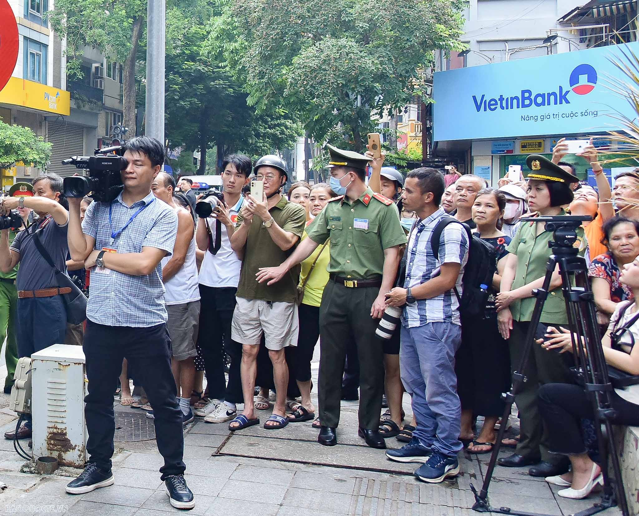 Bộ trưởng Ngoại giao Bùi Thanh Sơn và Ngoại trưởng Hoa Kỳ Antony Blinken thưởng thức cafe ở phố cổ Hà Nội