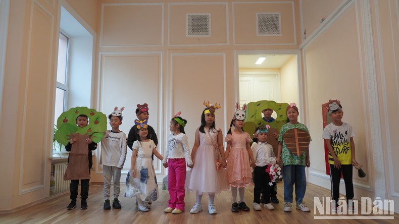 Các em học sinh biểu diễn tiết mục văn nghệ tại lễ bế giảng khóa học. (Nguồn: nhandan.vn) Các em học sinh biểu diễn tiết mục văn nghệ tại lễ bế giảng khóa học. (Nguồn: nhandan.vn)