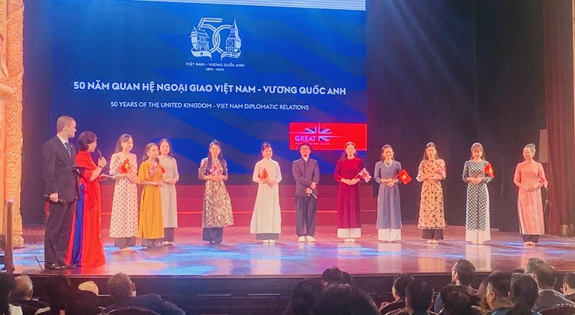Giao lưu nghệ thuật kỷ niệm 50 năm thiết lập quan hệ ngoại giao giữa Việt Nam và Vương quốc Anh Giao lưu nghệ thuật kỷ niệm 50 năm thiết lập quan hệ ngoại giao Việt Nam-Vương quốc Anh